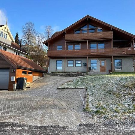 Leilighet I Rolig Gate Med Utsikt Og Gratis Parkering Tromso Bagian luar foto