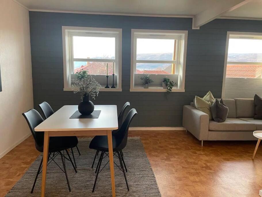 Leilighet I Rolig Gate Med Utsikt Og Gratis Parkering Tromso Bagian luar foto