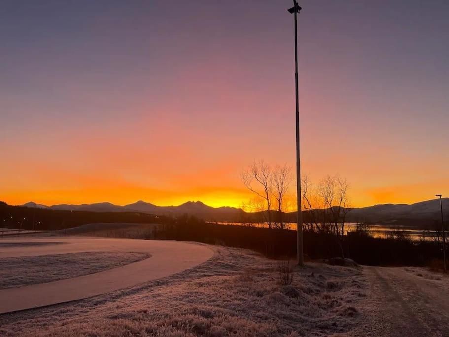 Leilighet I Rolig Gate Med Utsikt Og Gratis Parkering Tromso Bagian luar foto
